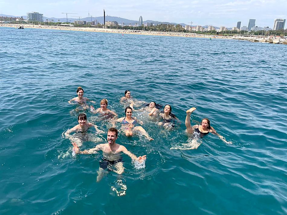 Baño frente a la playa de la Barceloneta con el skyline de Barcelona