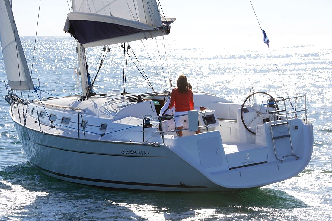 Beneteau Cyclades 43 navegando con el patrón al timón