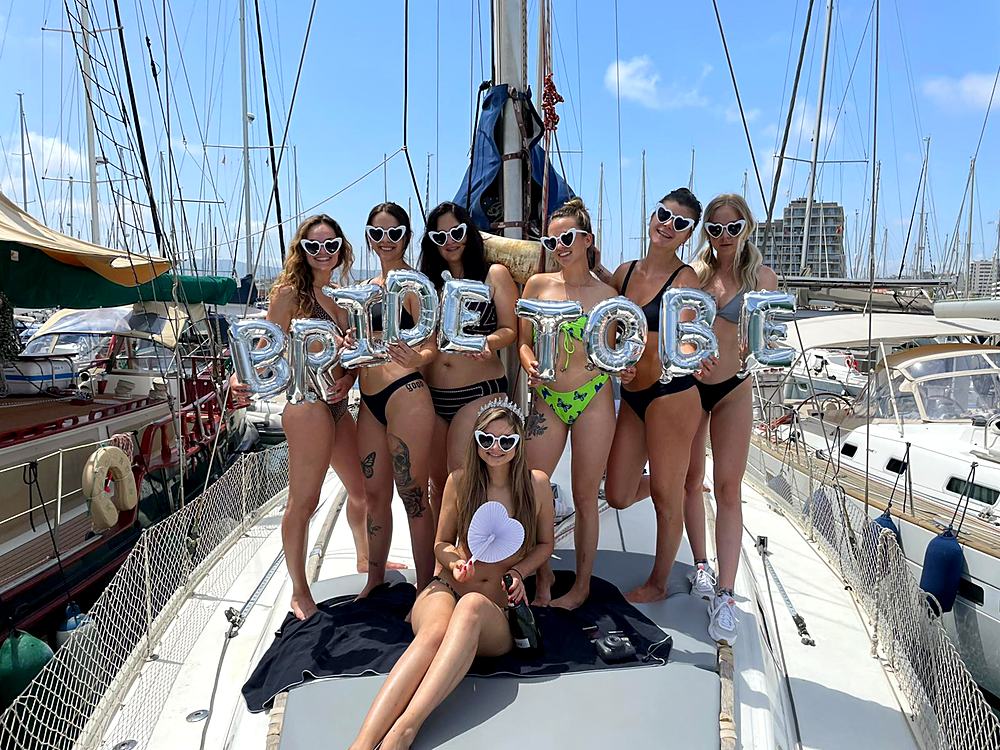 Despedida de soltera a bordo, en el puerto